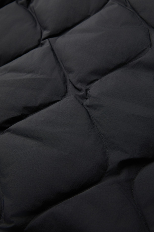 가볍고 따뜻한 경량 퀼팅 숏 다운 점퍼입니다. 캐주얼, 미니멀, 고프코어 스타일을 아우르며 일상 및 아웃도어 활동에 적합합니다. 블랙 컬러의 세미 오버핏으로, 드랍 숄더와 항아리 모양 퀼팅 디자인이 특징입니다. 덕다운(다운 80%, 깃털 20%) 충전재와 650 필파워로 보온성을 높였습니다. 소매 시보리, 후리스 주머니, 사이드 플랩 포켓, 안쪽 사이드 포켓, 하단 아웃 포켓 등 다양한 디테일로 실용성을 더했습니다. 캠핑룩 연출에도 좋습니다.
