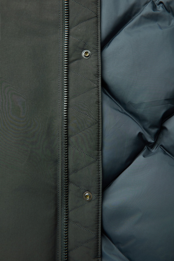 메리노 퍼(FUR) 숏 다운 점퍼는 겨울철 일상, 아웃도어 활동은 물론 캠핑룩에 활용하기 좋은 아우터입니다. 베이직한 디자인에 카키 색상으로 어떤 스타일에도 잘 어울립니다. 메리노 퍼(FUR) 카라 탈부착이 가능하며, 덕다운 80%와 깃털 20%의 충전재, 필파워 650으로 우수한 보온성을 자랑합니다. 숏 기장, 레귤러핏으로 편안한 착용감을 제공하며, 소매 시보리, 기모 주머니, 사이드 플랩 포켓, 내부 사이드 포켓, 하단 아웃 포켓 등 실용적인 디테일을 더했습니다. 부드러운 촉감과 가벼운 무게감으로 편안하게 착용할 수 있습니다.
