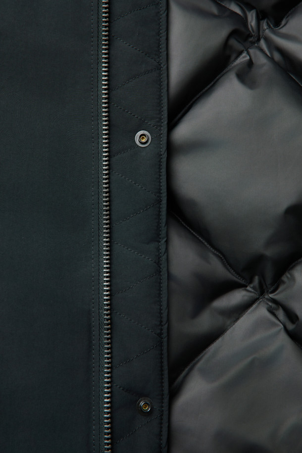 메리노FUR 숏 다운 점퍼는 겨울철 따뜻함과 스타일을 동시에 잡을 수 있는 아우터입니다. 블랙과 베이지 두 가지 색상으로 출시되어 출근룩, 여행룩 등 다양한 TPO에 활용 가능하며, 미니멀, 클래식, 캐주얼 스타일을 연출하기 좋습니다. 메리노 카라 탈부착이 가능하며, 덕다운 80%와 깃털 20% 충전재, 필파워 650으로 보온성과 경량성을 동시에 제공합니다. 숏 기장의 레귤러핏 디자인에, 소매 시보리, 기모 주머니, 사이드 플랩 포켓, 내부 사이드 포켓 2개 등 실용적인 디테일을 더했습니다. 부드러운 촉감과 긴 소매 기장으로 편안하게 착용할 수 있는 데일리 다운 점퍼입니다.
