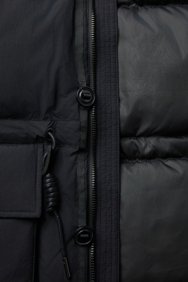 클래식한 매력의 스퀘어 퀼팅 후드 미들 다운은 겨울철 출근룩과 여행룩에 모두 잘 어울립니다. 부드러운 머스코비 다운 충전재(솜털 80%, 깃털 20%)와 필파워 700~750으로 뛰어난 보온성을 제공하며, 여유로운 핏으로 편안한 착용감을 선사합니다. 허리 스트링, 빅 포켓, 내부 및 하단 보조 포켓, 후드 디자인으로 실용성을 높였으며, 버튼 여밈 방식으로 간편하게 착용할 수 있습니다. 미디엄 기장의 블랙 컬러 다운 점퍼로, 미니멀하고 캐주얼한 스타일을 연출하기 좋습니다.
