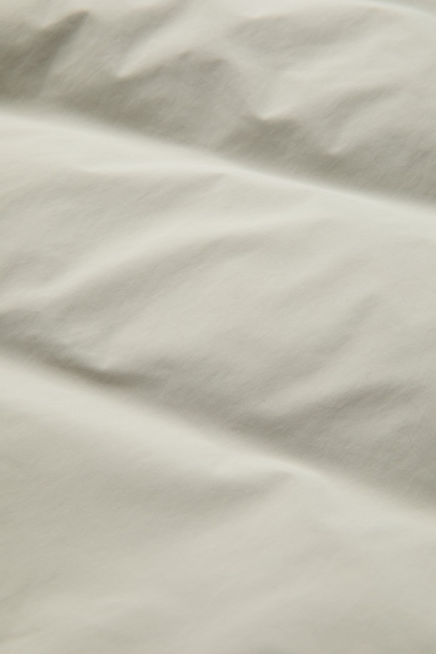 [epigram 여성] 숏 하이넥 경량 다운은 겨울철 데일리룩과 출근룩에 모두 잘 어울리는 여성용 아우터입니다. 아이보리, 블랙 두 가지 색상으로 출시되었으며, 얇은 두께감과 부드러운 촉감으로 편안한 착용감을 선사합니다. 하이넥 디자인과 턱 디테일, 드롭 숄더, 히든 스냅 버튼, 이중 여밈, 드로우스트링 등의 특징으로 베이직하면서도 세련된 스타일을 연출합니다. 오버핏 숏패딩으로, 가볍고 보온성이 뛰어난 덕다운 안감과 경량 소재인 폴리에스터, 나일론 혼방으로 제작되었습니다.
