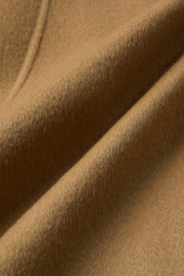 [epigram여성] 울캐시 블렌드 후드코트는 부드러운 울과 캐시미어 혼방 소재로 제작되어 포근한 착용감을 선사합니다. 베이지와 카멜 두 가지 컬러로 출시되었으며, 숄칼라 후드 디자인에 더블 버튼 여밈으로 클래식하고 세련된 분위기를 연출합니다. 루즈핏으로 편안함을 강조했으며, 데일리룩부터 포멀한 자리까지 폭넓게 활용 가능합니다. 가을, 겨울 시즌에 어울리는 두꺼운 두께감과 핸드메이드 봉제, 히든 포켓, 더블브레스티드 디테일이 돋보이는, 스타일리시한 여성용 아우터입니다. 출근룩, 모임룩, 데이트룩 등 다양한 TPO에 맞춰 클래식, 미니멀, 캐주얼 스타일을 완성해보세요.
