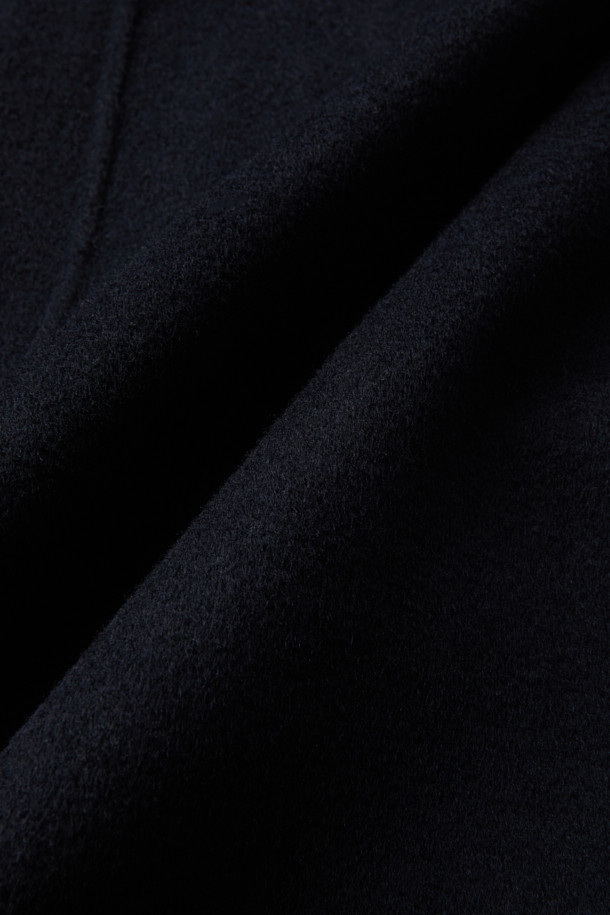 [epigram 여성] 울캐시 블렌드 후드코트는 울과 캐시미어 혼방 소재로 제작되어 부드러운 촉감과 뛰어난 보온성을 자랑합니다. 숄칼라와 후드 디자인이 세련된 멋을 더하며, 데일리룩과 포멀룩 모두 소화 가능한 활용도를 갖췄습니다. 네이비 컬러의 무지 디자인에 더블 버튼 여밈 방식과 루즈핏으로 클래식하면서도 캐주얼한 스타일을 연출합니다. 핸드메이드 봉제와 히든 포켓 디테일로 고급스러움을 더한 하프 기장의 겨울 아우터입니다. 출근룩, 모임룩, 데이트룩 등 다양한 TPO에 맞춰 미니멀하고 클래식한 스타일을 완성해보세요.
