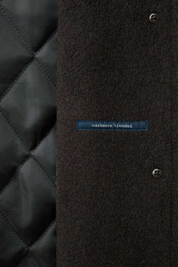 [epigram 여성] 울캐시 발마칸 롱코트는 부드러운 울과 캐시미어 혼방 소재로 제작되어 가을, 겨울 시즌에 따뜻하게 착용할 수 있는 여성용 발마칸 코트입니다. 블랙 컬러의 미니멀하고 클래식한 디자인으로, 출근룩, 오피스룩, 모임룩 등 다양한 TPO에 활용 가능합니다. 오버핏 실루엣에 롱 기장으로, 퀼팅 안감과 탈착 가능한 벨트, 등판 트임, 스트라이프 소매 안감 등의 디테일이 돋보입니다. 긴 소매와 두꺼운 두께감으로 보온성을 높였으며, 부드러운 촉감이 특징입니다. 버튼 여밈 방식으로 간편하게 착용할 수 있습니다.
