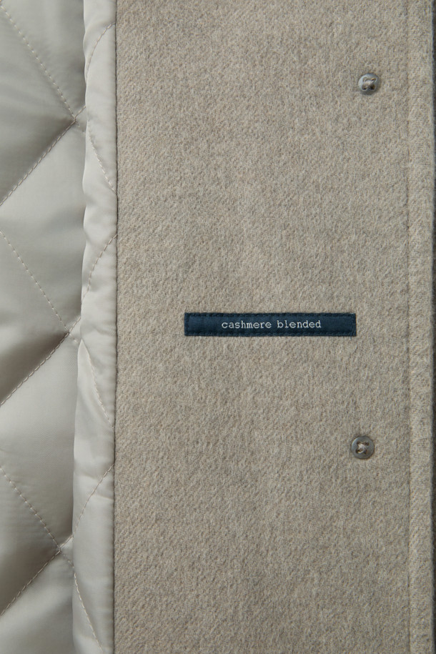 가을, 겨울 시즌을 위한 울캐시 발마칸 롱코트입니다. 베이지와 그레이 두 가지 컬러로 출시되었으며, 미니멀하고 클래식한 스타일을 연출합니다. 부드러운 촉감의 울과 캐시미어 혼방 소재로 제작되어 고급스러운 착용감을 선사합니다. 오버핏과 루즈핏 디자인으로 편안하게 착용 가능하며, 퀼팅 안감, 등판 뒤트임, 탈착 가능한 벨트 등의 디테일이 돋보입니다. 겨울 데일리룩, 오피스룩, 모임룩 등 다양한 TPO에 활용 가능하며, 소매 스트라이프 배색과 핸드메이드 봉제 디테일로 시크한 무드를 더했습니다.
