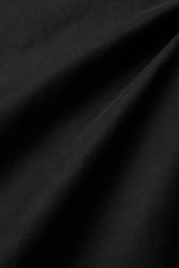 [epigram(에피그램) 여성] 니트 카라 플리츠 툭자켓은 클래식과 모던 무드를 동시에 자아내는 아우터입니다. 브라운, 블랙 두 가지 색상으로 출시되었으며, 간절기부터 초겨울까지 착용하기 좋습니다. 면, 나일론, 니트 혼방의 부드러운 촉감과 두꺼운 두께감으로 포근함을 선사하며, 래글런 소매, 세미 드롭 숄더, 플리츠 디테일이 특징입니다. 니트 카라와 체크 안감, Comfortemp® 충전재를 사용하여 보온성을 높였으며, 스트레이트 핏과 버튼 여밈 방식입니다. 겨울 데일리룩, 오피스룩, 모임룩 등 다양한 TPO에 미니멀, 시크 스타일로 연출하기 좋습니다.
