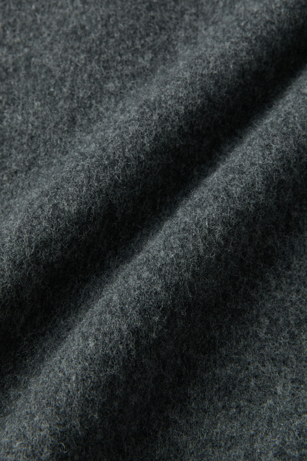 [epigram 여성] 스트랩 울 재킷은 가을과 겨울, 오피스룩과 모임룩, 출근룩에 어울리는 여성용 아우터입니다. 클래식하고 미니멀한 스타일을 추구하는 분들께 적합하며, 부드러운 울 소재와 두꺼운 두께로 따뜻함을 선사합니다. 허리 스트랩으로 허리 라인을 강조할 수 있으며, 힙을 덮는 미디엄 기장과 핸드메이드 마감, 드롭숄더 디자인이 특징입니다. 안감 처리가 되어 있어 편안한 착용감을 느낄 수 있으며, 스냅 여밈 방식에 긴 소매로 디자인되었습니다. 그레이 컬러의 무지 패턴으로 다양한 스타일 연출이 용이합니다.
