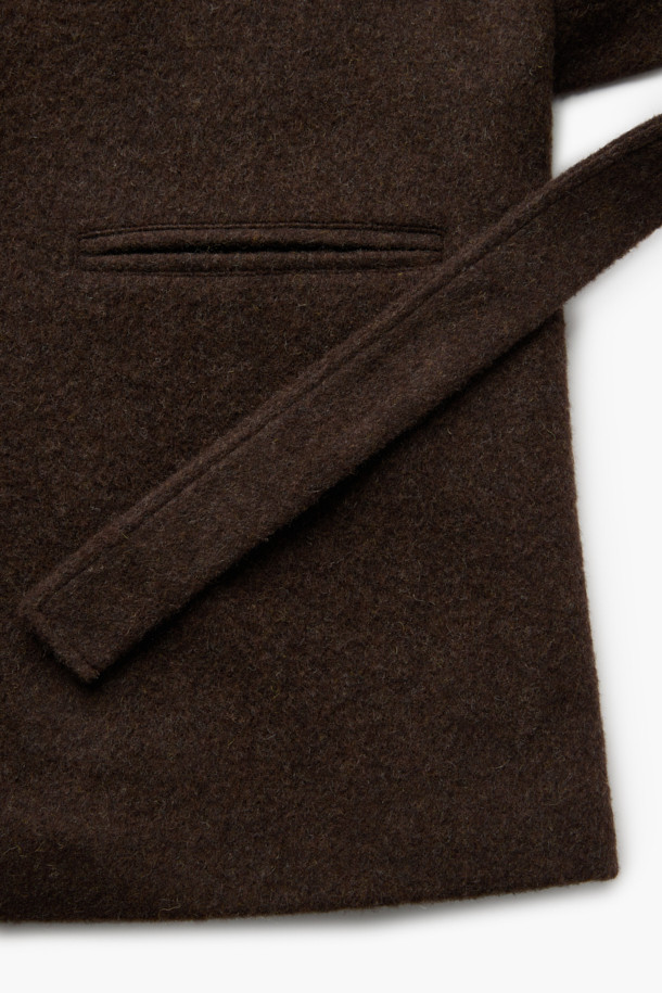 [epigram여성] 숄 카라 알파카 재킷은 이탈리아 FORTUNY사의 울 알파카 블렌디드 소재로 제작되어 부드러운 촉감과 뛰어난 보온성을 자랑합니다. 세미 오버핏으로 편안하면서도 세련된 실루엣을 연출하며, 숄 카라 디자인이 우아한 분위기를 더합니다. 브라운 컬러의 무지 패턴으로 어떤 룩에도 쉽게 매치할 수 있으며, 허리 벨트와 싱글 버튼 여밈으로 다양한 스타일을 연출할 수 있습니다. 긴 소매 기장과 두꺼운 두께감으로 가을, 겨울 시즌 데일리룩, 오피스룩, 모임룩에 활용하기 좋습니다. 오픈 포켓과 안감이 있어 실용성을 높인 미니멀하고 시크한 스타일의 재킷입니다.
