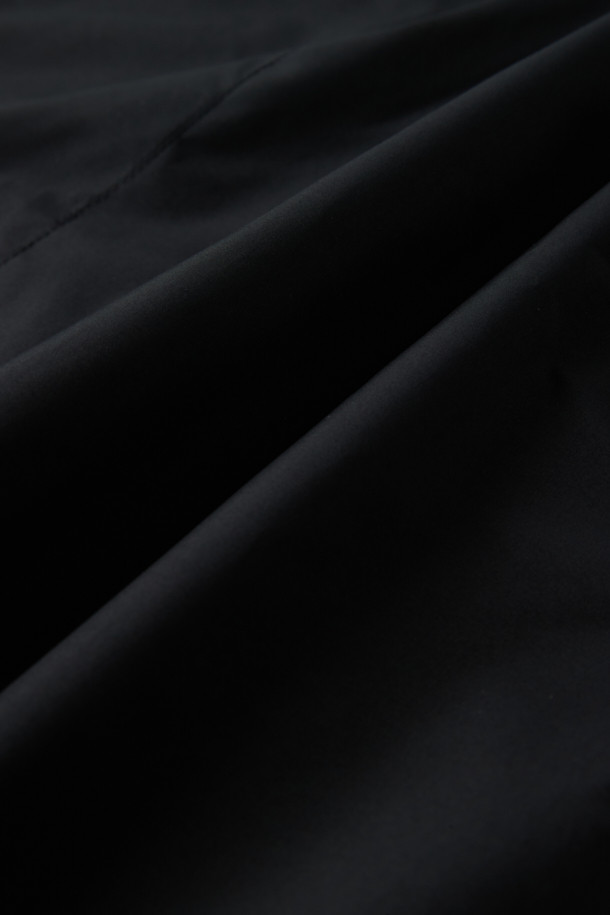 [epigram(에피그램) 여성] 패디드 볼륨 스커트는 겨울철 데일리룩과 동네 마실룩에 적합한 미니멀하고 모던한 스타일의 스커트입니다. 블랙 컬러의 폴리에스테르 소재로 제작되었으며, 가볍고 따뜻한 착용감을 위해 Comfortemp® 충전재를 사용한 패딩 안감을 더했습니다. 허리 밴딩과 사이드 포켓 디테일, 그리고 앞판 절개 디자인이 특징이며, 코쿤 및 A라인 핏으로 세련된 실루엣을 연출합니다. 두꺼운 두께감과 부드러운 촉감으로 겨울철에도 따뜻하게 입을 수 있는 볼륨핏 미니스커트입니다.
