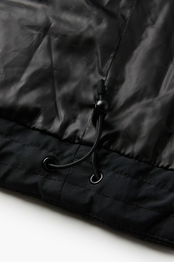 [epigram(에피그램) 여성] 하이넥 패딩 점퍼(머플러set)는 미니멀한 스타일을 추구하는 여성 고객을 위한 겨울철 필수 아우터입니다. 보온성과 경량성을 갖춘 이 패딩 점퍼는 부드러운 촉감의 나일론 소재와 두꺼운 두께감으로 제작되었습니다. 하이넥 디자인과 머플러 세트 구성으로 더욱 따뜻하고 포근한 착용감을 제공하며, 드롭숄더, 볼륨감 있는 실루엣, 소매 턱 디테일, 엘라스틱 밴딩, 드로우스트링 등의 특징으로 스타일리시함을 더했습니다. 숏 기장의 오버핏으로 다양한 룩에 매치하기 좋으며, 출근룩과 모임룩 등 TPO에 구애받지 않고 폭넓게 활용할 수 있습니다.
