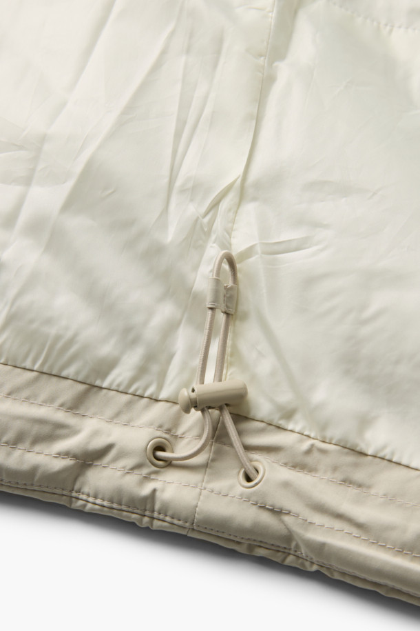 **하이넥 패딩 점퍼(머플러set)**는 겨울철 데일리룩, 동네 마실룩, 산책룩에 어울리는 미니멀하고 베이직한 스타일의 아우터입니다. 아이보리, 화이트 두 가지 색상으로 출시되었으며, 숏 기장의 오버핏 디자인으로 편안한 착용감을 선사합니다. 하이넥 디자인과 머플러 세트 구성으로 보온성을 높였으며, 드롭 숄더, 입체 패턴, 볼륨감, 소매 턱 디테일, 드로우스트링, 아웃포켓 등 다양한 특징을 갖추었습니다. 부드러운 촉감의 폴리에스터 소재로 제작되었으며, 두꺼운 두께감과 경량 패딩 안감으로 따뜻함을 유지해 줍니다. 
