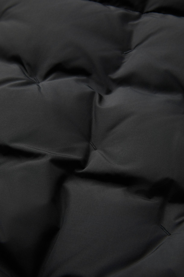 [epigram(에피그램) 여성] 후드 스티치 숏 다운은 미니멀하고 시크한 스타일을 추구하는 여성들을 위한 겨울철 필수 아우터입니다. 숏 기장과 코쿤 실루엣으로 세련된 핏을 연출하며, 드롭 숄더 디자인으로 편안함을 더했습니다. 블랙 컬러에 스티치 패턴이 은은하게 포인트가 되어 일상 및 출근룩에 모두 잘 어울립니다. 덕다운 충전재로 보온성을 높였으며, 방풍 기능과 밑단 밴딩, 소맷단 엘라스틱 밴딩, 드로우스트링, 하이넥, 히든 포켓 등의 디테일로 실용성을 더했습니다. 지퍼와 스냅 여밈 방식으로 간편하게 착용 가능하며 사이즈 조절이 용이합니다.
