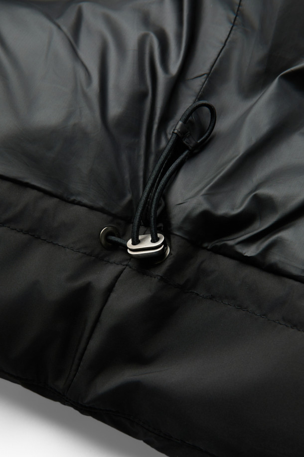 [epigram 여성] 숄카라 미들 다운은 미니멀하고 우아한 스타일을 추구하는 여성들을 위한 겨울철 필수 아이템입니다. 부드러운 촉감의 나일론 소재와 두꺼운 두께로 뛰어난 보온성을 제공하며, 숄 카라 디자인이 세련된 분위기를 연출합니다. 루즈핏으로 편안한 착용감을 선사하며, 히든 포켓, 드로우스트링, 넌퀼팅, 덕다운 충전재, 초경량, 고밀도 안감 등의 디테일이 돋보입니다. 블랙 컬러의 무지 디자인으로 출근룩, 모임룩 등 다양한 TPO에 활용 가능하며, 미니멀, 클래식, 시크한 스타일을 완성합니다. 스냅 및 더블 버튼 여밈 방식으로, 긴 소매 기장의 미디엄 기장 아우터입니다.
