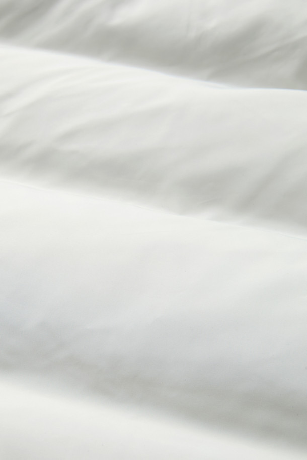 [epigram(에피그램) 여성] 스트링 다운 베스트는 간절기부터 겨울까지 폭넓게 활용 가능한 여성용 베스트입니다. 화이트 컬러의 무지 디자인으로, 캐주얼 및 베이직 스타일을 선호하는 분들께 적합합니다. 세미 오버핏으로 편안하게 착용 가능하며, 덕다운 충전재와 두꺼운 두께감으로 뛰어난 보온성을 제공합니다. 후드, 스트링 디테일, 사이드 포켓, 지퍼형 여밈 방식이 특징이며, 경량 소재로 제작되어 활동성을 높였습니다. 겨울철 데일리룩, 산책룩, 여행룩 등 다양한 TPO에 맞춰 미니멀하고 클래식한 스타일을 연출해보세요.
