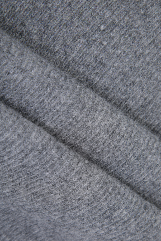 부드러운 울과 캐시미어 혼방 소재로 제작되어 뛰어난 보온성을 자랑하는 니트 바라클라바입니다. 깊은 모자 깊이와 여유로운 핏으로 편안한 착용감을 선사하며, 넥 라인 아래 여유있는 디자인은 활동성을 높여줍니다. 무지 디자인에 리본 장식이 더해져 클래식, 미니멀, 캐주얼 등 다양한 스타일과 매치하기 좋습니다. 겨울철 일상룩은 물론, 캠핑룩과 겨울 스포츠 활동 시에도 따뜻하게 착용할 수 있으며, 아우터 안팎으로 스타일리시하게 연출 가능합니다. 그레이 컬러로 어떤 옷에도 잘 어울립니다.
