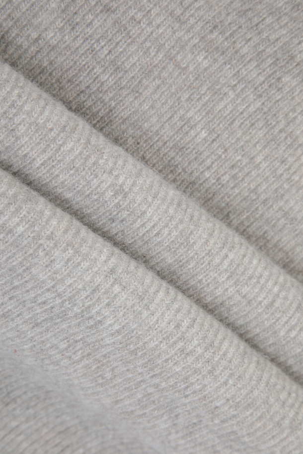 울과 캐시미어 소재로 제작되어 부드러운 촉감을 선사하는 니트 바라클라바입니다. 깊은 모자 깊이와 두꺼운 두께로 뛰어난 보온성을 제공하며, 겨울철 추위로부터 얼굴 전체를 포근하게 감싸줍니다. 넥 라인이 여유롭게 디자인되어 아우터 안팎으로 자유롭게 착용 가능하며, 무지 디자인으로 미니멀, 클래식, 캐주얼 등 다양한 스타일과 매치하기 좋습니다. 남녀 모두 착용 가능한 디자인으로, 활용도 높은 겨울철 필수 아이템입니다.
