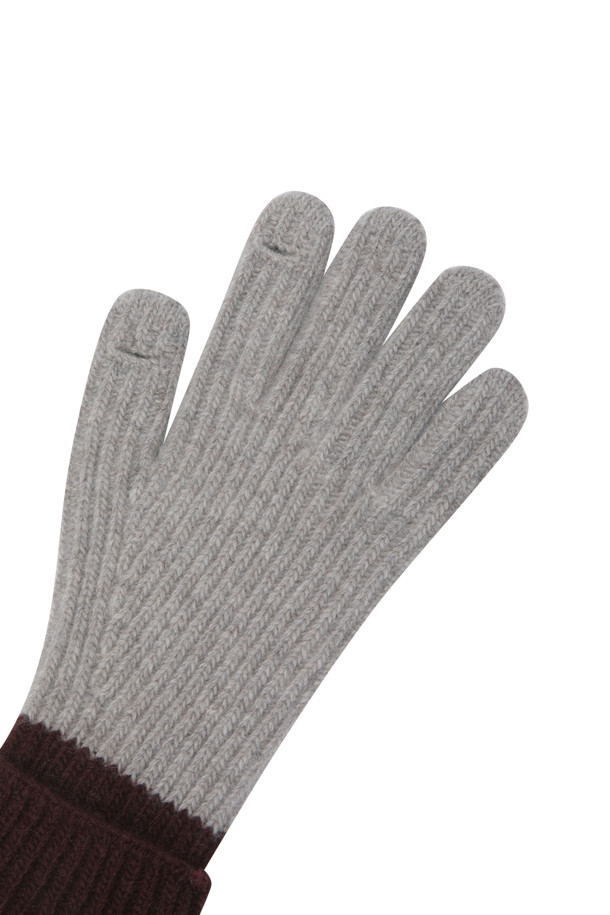 부드러운 울과 캐시미어 혼방 소재로 제작된 배색 니트 장갑입니다. 그레이와 브라운 두 가지 색상으로 출시되어 어떤 옷에도 잘 어울립니다. 손목 부분 배색 디자인이 돋보이며, 엄지 및 검지 손가락 핑거홀이 있어 스마트폰 터치가 용이합니다. 두꺼운 두께감으로 겨울철 보온성을 높여주며, 클래식, 미니멀, 캐주얼 등 다양한 스타일과 출근룩에 매치하기 좋습니다. 일상생활에서 따뜻함과 스타일을 동시에 잡을 수 있는 실용적인 아이템입니다.
