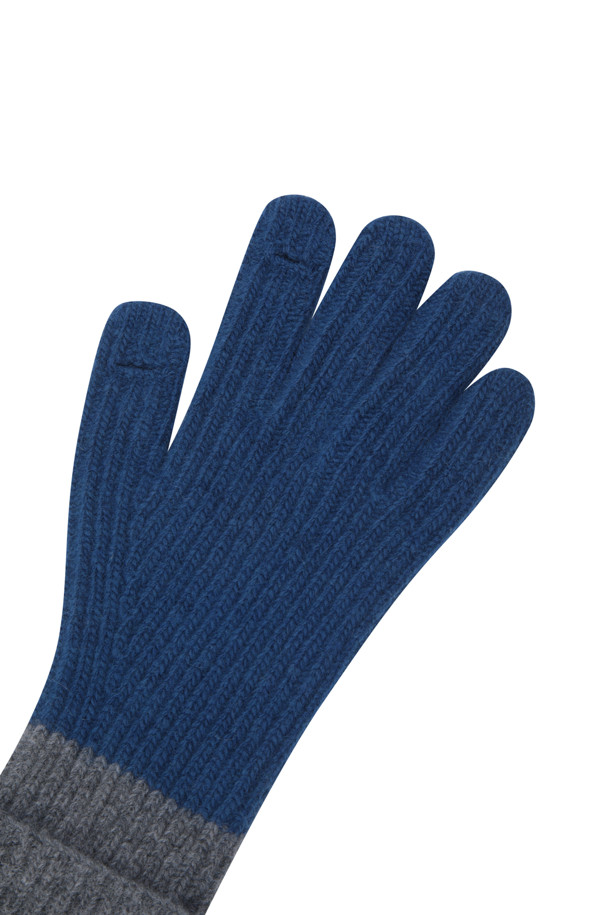 네이비와 그레이 컬러 배색으로 세련된 감각을 더한 겨울철 필수 아이템, 배색 니트 장갑입니다. 부드러운 울과 캐시미어 혼방 소재로 제작되어 뛰어난 보온성과 포근한 착용감을 선사합니다. 손목 부분 배색 디자인이 돋보이며, 엄지 및 검지 핑거홀이 있어 스마트폰 사용에도 편리합니다. 클래식, 미니멀, 캐주얼 등 다양한 스타일의 출근룩에 매치하여 포인트를 줄 수 있는 실용적인 아이템입니다. 두꺼운 두께감으로 추운 날씨에도 따뜻하게 손을 보호해 줍니다.
