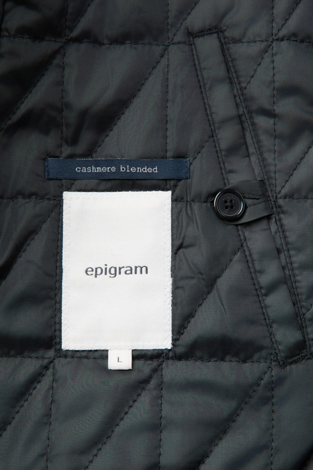 세련된 블랙 컬러의 핸드메이드 코트입니다. 울과 캐시미어 혼방 소재로 제작되어 부드러운 촉감과 뛰어난 보온성을 자랑하며, 한겨울에도 따뜻하게 착용할 수 있습니다. 롱 기장에 오버핏으로 디자인되어 미니멀하면서도 클래식한 스타일을 연출하며, 출근룩, 오피스룩, 모임룩 등 다양한 TPO에 활용 가능합니다. 뒷 슬릿, 웰트 포켓, 인포켓 디테일과 comfortemp® 패딩 안감으로 실용성을 높였습니다. 버튼 여밈 방식의 긴소매 코트로 시크한 분위기를 더해보세요.
