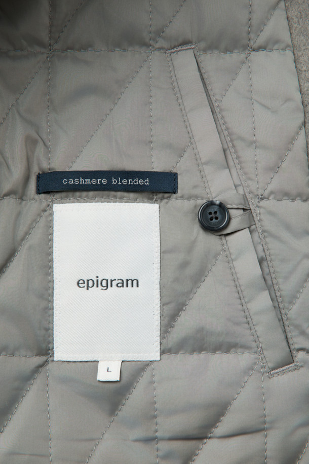 미니멀하고 세련된 무드의 핸드메이드 코트입니다. 울과 캐시미어 혼방 소재로 제작되어 부드러운 촉감과 뛰어난 보온성을 자랑하며, 겨울철에도 따뜻하게 착용할 수 있습니다. 롱 기장과 오버핏 디자인으로 편안하면서도 시크한 스타일을 연출하며, 버튼 여밈 방식과 싱글 코트 타입으로 클래식한 매력을 더했습니다. 웰트 포켓, 인포켓, 뒷 슬릿, comfortemp® 패딩 안감 디테일로 실용성을 높였으며, 오피스룩, 출근룩, 모임룩 등 다양한 TPO에 활용 가능합니다.
