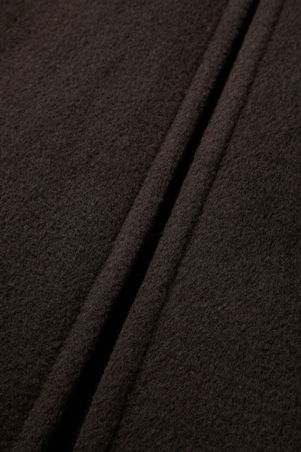 깊이 있는 겨울 스타일을 완성하는 남성용 핸드메이드 벨티드 코트입니다. 브라운 컬러의 울과 캐시미어 혼방 소재로 제작되어 부드러운 촉감과 뛰어난 보온성을 자랑합니다. 발마칸 디자인에 반라글랑 소매, 하프라이닝, A라인 실루엣을 더해 클래식하면서도 미니멀한 감각을 선사합니다. 벨트 디테일로 허리 라인을 강조하여 시크한 무드를 연출하며, 출근룩, 비즈니스 캐주얼, 모임룩 등 다양한 TPO에 활용 가능합니다. 롱 기장에 오버핏으로 제작되어 편안하면서도 세련된 스타일을 완성합니다.
