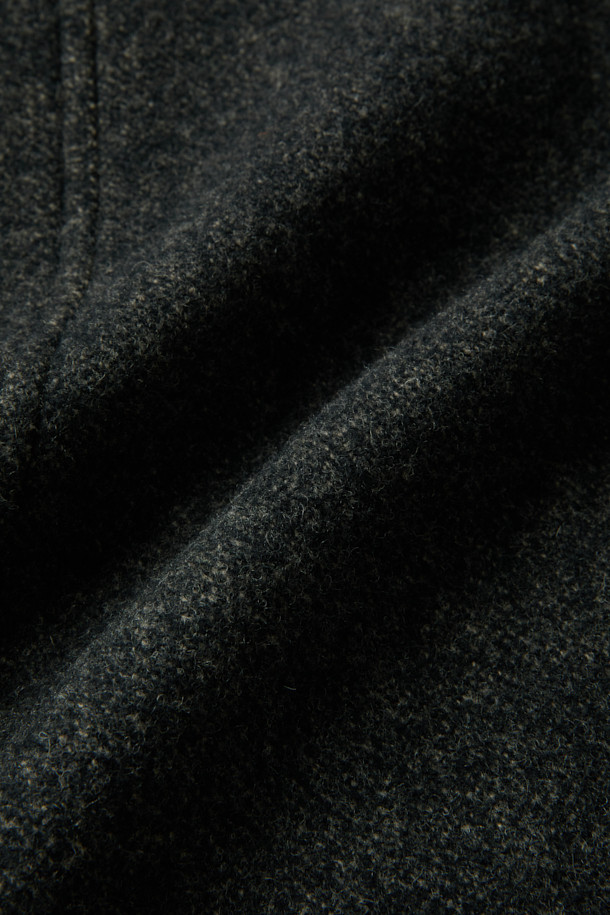 **패턴 발마칸 코트**는 겨울철 일상, 출근룩, 모임룩, 데이트룩에 모두 어울리는 클래식하고 모던한 스타일의 아우터입니다. 울과 나일론 혼방 소재로 제작되어 보온성과 경량성을 동시에 갖췄으며, 히든 플래킷, 버튼, 스냅 여밈 방식을 통해 깔끔한 실루엣을 연출합니다. 긴 소매와 넥마스크형 비조 탈부착 기능, 사이드 슬릿, 소매 버튼 비조 디테일이 돋보입니다. 무지 패턴으로 어떤 옷에도 쉽게 매치할 수 있어 미니멀하고 캐주얼한 스타일을 즐기는 분들께 추천합니다.
