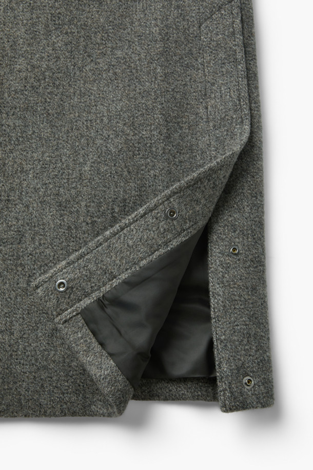 차분한 그레이 컬러의 패턴 발마칸 코트입니다. 울과 나일론 혼방 소재로 제작되어 부드러운 촉감과 함께 겨울철 따뜻함을 선사합니다. 히든 버튼과 스냅으로 여밈 방식이 간편하며, 레귤러핏으로 편안한 착용감을 제공합니다. 사이드 슬릿, 소매 버튼 비조, 넥마스크형 비조 탈부착, 히든 플래킷 등의 디테일이 돋보이며, 클래식, 모던, 캐주얼 등 다양한 스타일 연출에 활용할 수 있습니다. 겨울 데일리룩, 출근룩, 모임룩 등 TPO에 맞춰 활용 가능하며, 미니멀한 스타일을 선호하는 분들께 추천합니다.
