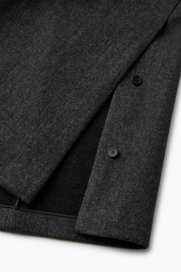 알파카 체스터 코트는 부드러운 촉감과 뛰어난 보온성을 자랑하는 겨울철 필수 아우터입니다. 클래식하고 모던한 무드를 동시에 느낄 수 있으며, 히든 버튼과 루즈핏 디자인으로 편안한 착용감을 선사합니다. 무지 패턴의 그레이 컬러로 어떤 스타일에도 쉽게 매치할 수 있으며, 오피스룩, 출근룩, 모임룩 등 다양한 TPO에 활용 가능합니다. 스티치리스 봉제, 하프라이닝, 사이드 슬릿 등의 디테일과 알파카와 울 혼방 소재는 고급스러운 분위기를 더합니다. 미니멀, 시크 스타일을 선호하는 분들께 추천합니다.
