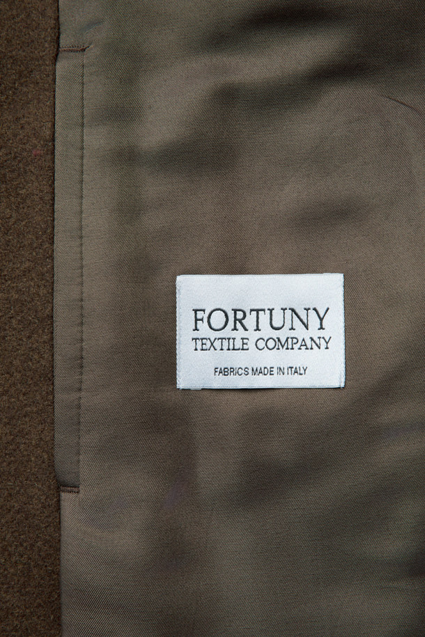 세련된 남성미를 선사하는 스탠드넥 벨티드 코트입니다. 부드러운 울 소재로 제작되어 뛰어난 촉감과 보온성을 자랑하며, 가을과 겨울 시즌에 적합합니다. 하이넥 디자인과 탈부착 가능한 허리 벨트가 클래식하면서도 세련된 스타일을 연출하며, 웰트 포켓, 뒷면 슬릿, 소매 비조 디테일이 고급스러움을 더합니다. 세미 오버핏으로 제작되어 편안한 착용감을 제공하며, 오피스룩, 비즈니스 캐주얼, 모임룩 등 다양한 TPO에 활용 가능합니다. 브라운 컬러의 무지 디자인으로 미니멀하고 클래식한 매력을 선사합니다.
