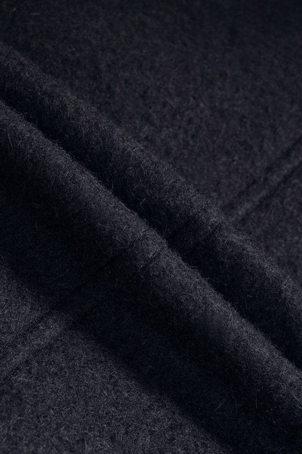 알파카 더플 코트는 부드러운 촉감과 따뜻함을 자랑하는 겨울철 필수 아이템입니다. 네이비 컬러의 무지 디자인으로 클래식하고 미니멀한 스타일을 연출하며, 세미 오버핏으로 편안한 착용감을 선사합니다. 알파카와 울 혼방 소재로 제작되어 보온성이 뛰어나며, 두꺼운 두께감으로 한겨울 추위에도 끄떡없습니다. 히든 버튼 여밈 방식과 넉넉한 대형 포켓, 노치드 라펠 디테일이 특징이며, 필링과 먼지 걱정 없이 형태 안정성을 유지합니다. 데일리룩, 출근룩, 모임룩 등 다양한 TPO에 활용하여 멋스러운 겨울 스타일링을 완성해보세요.
