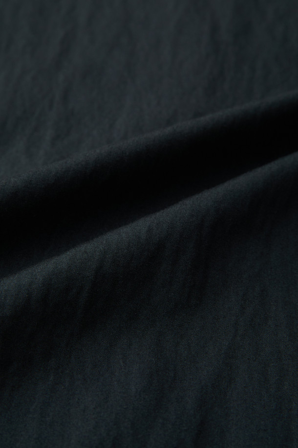 "크링클 TOOK 재킷"은 간절기에 착용하기 좋은 캐주얼 스타일의 자켓입니다. 블랙 컬러의 무지 디자인으로, 출근룩과 모임룩 등 다양한 TPO에 활용할 수 있습니다. 오버핏으로 편안한 착용감을 선사하며, 카라 부분의 코듀로이 배색과 크링클 텍스처가 특징입니다. 스냅과 지퍼 이중 여밈 방식으로, 가슴 사선 포켓과 하단 입체 포켓으로 실용성을 더했습니다. 드로우스트링 밑단으로 핏 조절이 가능합니다.
