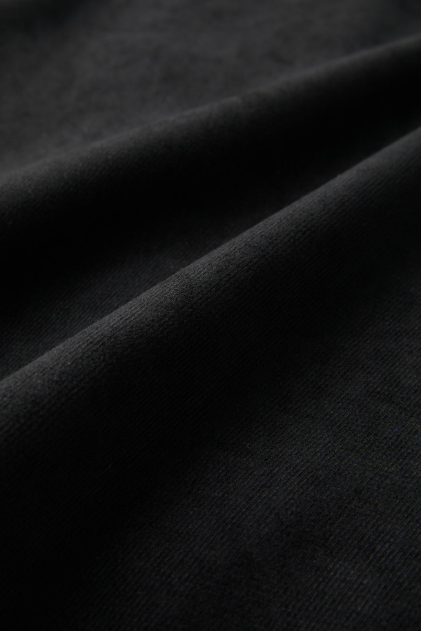 네이비 컬러의 스웨이드 초어 재킷입니다. 부드러운 촉감의 스웨이드 소재로 제작되어 봄, 가을에 착용하기 좋으며, 루즈핏으로 편안한 착용감을 선사합니다. 클래식, 미니멀, 시크 스타일을 연출하기에 적합하며, 데이트룩과 비즈니스 캐주얼에 활용하기 좋습니다. 가슴 사선 주머니, 하단 플랩 포켓, 소매 끝단 버튼, 드로우스트링 등의 디테일이 돋보이는 디자인입니다. 버튼 여밈 방식의 레귤러 기장으로, 다양한 스타일링에 활용할 수 있습니다.
