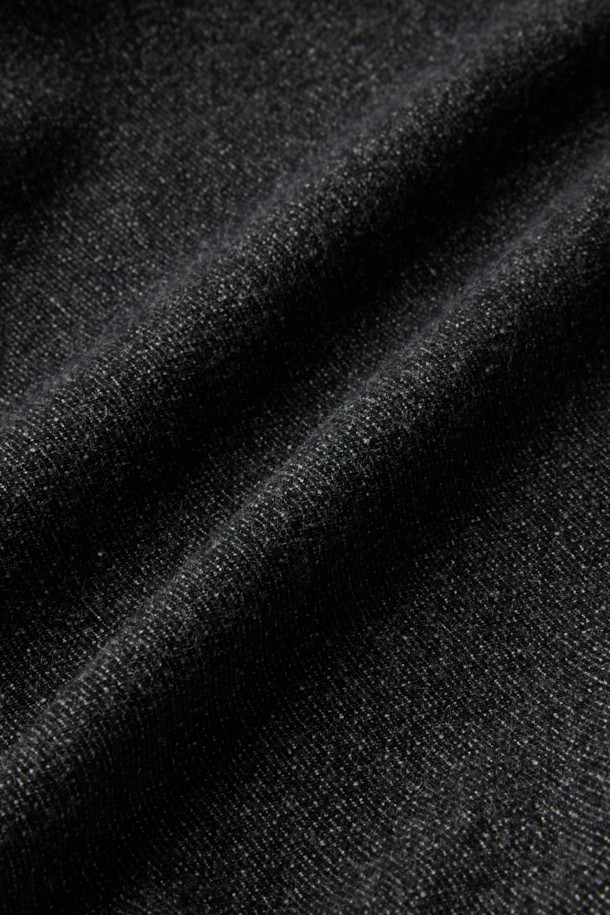 세련된 무드를 연출하는 울 투톤 블루종 재킷입니다. 베이직하고 미니멀한 디자인으로, 가을과 겨울에 따뜻하게 착용할 수 있습니다. 릴랙스 핏으로 편안함을 더하고, 드롭 숄더, 허리 뒷밴딩, 양쪽 포켓, 칼라 디테일 등의 특징을 갖추었습니다. 블랙 컬러의 트윌 패턴으로, 출근룩, 비즈니스 캐주얼, 모임룩 등 다양한 TPO에 활용 가능합니다. 클래식, 미니멀, 시크 스타일을 즐기는 분들께 추천합니다.
