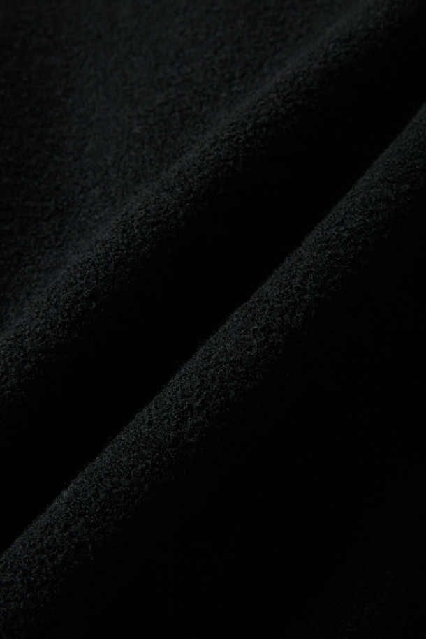 부드러운 울 소재로 제작되어 포근함을 선사하는 울 부클 블루종 재킷입니다. 오버핏 디자인과 두꺼운 두께감으로 가을, 겨울 시즌 따뜻하게 착용하기 좋습니다. 블랙 컬러의 무지 디자인으로 어떤 스타일에도 쉽게 매치할 수 있으며, 캐주얼, 미니멀, 클래식 무드를 연출하기 좋습니다. 드롭 숄더, 하이넥, 투웨이 지퍼, 밴딩 처리, 드로우스트링 등의 디테일로 활동성과 보온성을 높였습니다. 출근룩과 모임룩 등 다양한 TPO에 활용 가능하며, 집업 스타일로 간편하게 착용할 수 있습니다.
