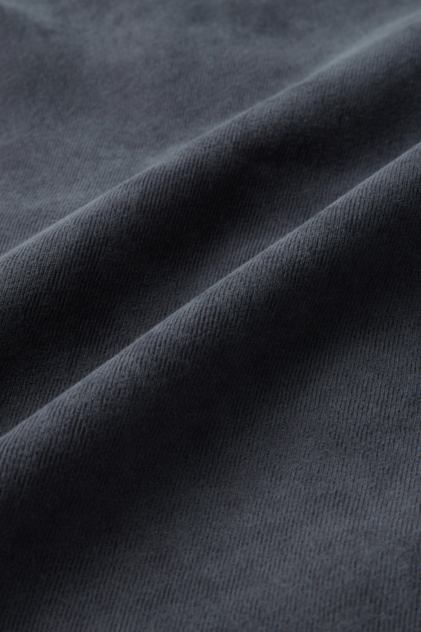 미니멀한 디자인이 돋보이는 남성용 오버핏 셔츠입니다. 블랙 컬러의 무지 셔츠로, 간절기에 착용하기 적합하며, 부드러운 촉감의 폴리우레탄 소재로 제작되었습니다. 아우터형 셔츠로 활용 가능하며, 브러싱 가공과 트윌 조직으로 고급스러움을 더했습니다. 넉넉한 핏과 아웃포켓 디자인으로 편안함과 스타일리시함을 동시에 잡았습니다. 데이트룩, 카페룩 등 다양한 상황에서 미니멀, 클래식, 시크한 스타일을 연출할 수 있습니다.
