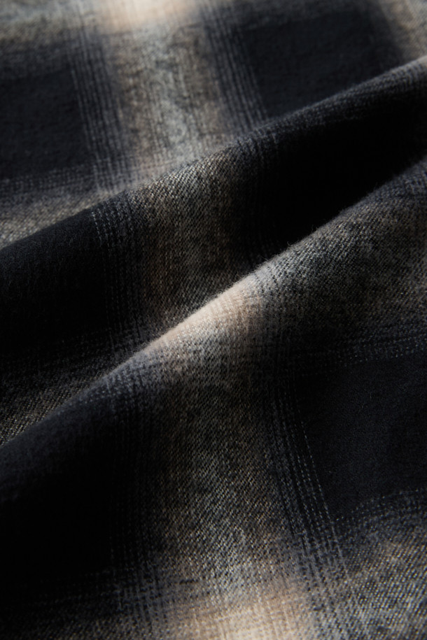 **옴브레 체크 셔츠**는 다크 네이비 컬러의 남성용 셔츠로, 가을과 초겨울에 적합합니다. 베이직한 스타일을 기반으로 하며, 오버핏의 레귤러 기장으로 편안한 착용감을 선사합니다. 코튼 100% 소재에 브러싱 가공을 더해 부드러운 촉감과 기모감을 느낄 수 있습니다. 플랩 포켓 디테일이 돋보이며, 체크와 옴브레 패턴이 조화롭게 어우러져 클래식, 캐주얼, 미니멀 룩 연출에 용이합니다. 가을 나들이룩, 겨울 데일리룩, 데이트룩 등 다양한 TPO에 활용할 수 있습니다.
