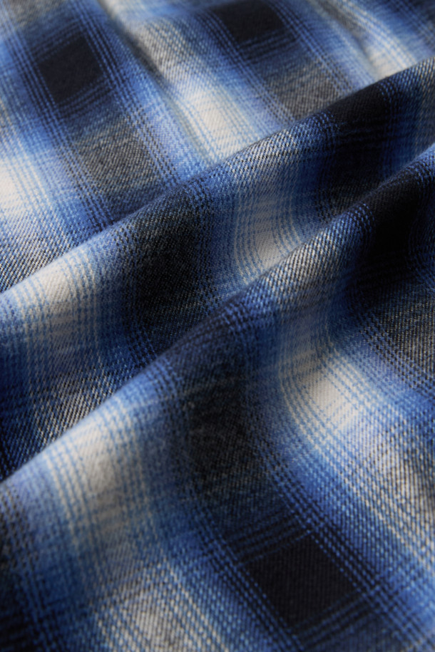 블루 옴브레 체크 셔츠는 부드러운 촉감의 면 100% 소재로 제작되어 가을, 초겨울에 따뜻하게 입을 수 있습니다. 캐주얼 스타일의 오버핏 셔츠로, 브러싱 가공과 기모감으로 포근함을 더했습니다. 셔츠형 아우터로도 활용 가능하며, 체크와 옴브레 패턴이 어우러져 트렌디한 느낌을 줍니다. 가을 나들이룩이나 겨울 데일리룩에 클래식, 미니멀 무드로 연출하기 좋습니다. 긴 소매 기장으로 다양한 스타일링이 가능합니다.
