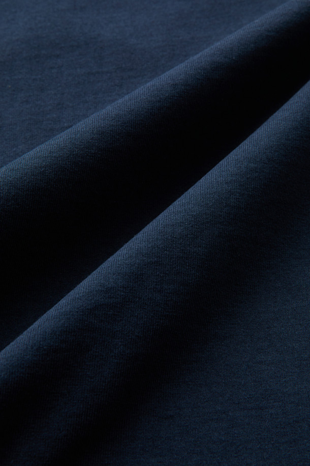 안동 쏠티드 매커럴 그래픽 티셔츠는 다크네이비와 화이트 두 가지 색상으로 출시되어, 봄, 여름, 가을 계절에 맞춰 일상생활에서 편안하게 착용할 수 있습니다. 루즈핏으로 제작되어 활동성을 높였으며, 부드러운 면 소재에 엔자임 및 실리콘 가공 처리를 더해 뛰어난 촉감을 선사합니다. 라운드넥과 반소매 디자인은 캐주얼한 스타일을 연출하며, 등판에는 독특한 나염 프린트가 돋보입니다. 드롭숄더, 리브 조직 마감, 바인딩 처리 등 섬세한 디테일로 완성도를 높였습니다.
