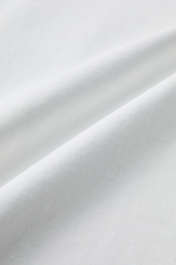 안동 간고등어 그래픽이 돋보이는 캐주얼 티셔츠입니다. 부드러운 면 소재로 제작되어 편안한 착용감을 선사하며, 여유 있는 핏과 드롭 숄더 디자인으로 편안한 활동성을 보장합니다. 다크네이비와 화이트 두 가지 색상으로 출시되었으며, 엔자임 및 실리콘 가공을 통해 형태 유지 및 부드러운 촉감을 더했습니다. 등판에는 안동 간고등어 아트워크 나염 프린팅이 적용되어 감각적인 디자인을 완성했습니다. 동네 마실룩, 여행룩 등 다양한 TPO에 미니멀하고 클래식한 스타일로 활용하기 좋습니다.
