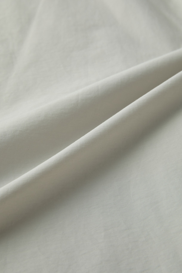 일상과 출근룩에 모두 잘 어울리는 셔츠형 패디드 점퍼입니다. 면과 나일론 혼방 소재로 제작되어 부드러운 촉감과 가벼운 착용감을 선사하며, 초겨울 날씨에 적합합니다. 셔츠 디자인에 히든 플래킷과 스냅 버튼 여밈 방식을 적용하여 클래식하고 미니멀한 스타일을 연출합니다. 독일 프라우덴사의 comfortemp 패딩 충전재와 생활 방수 기능, 드로우스트링 밑단, 큼직한 전면 포켓, 카라 디자인, 다트와 패널 디테일 등 다양한 특징을 갖추었습니다. 여유 있는 핏으로 편안함까지 더했습니다.
