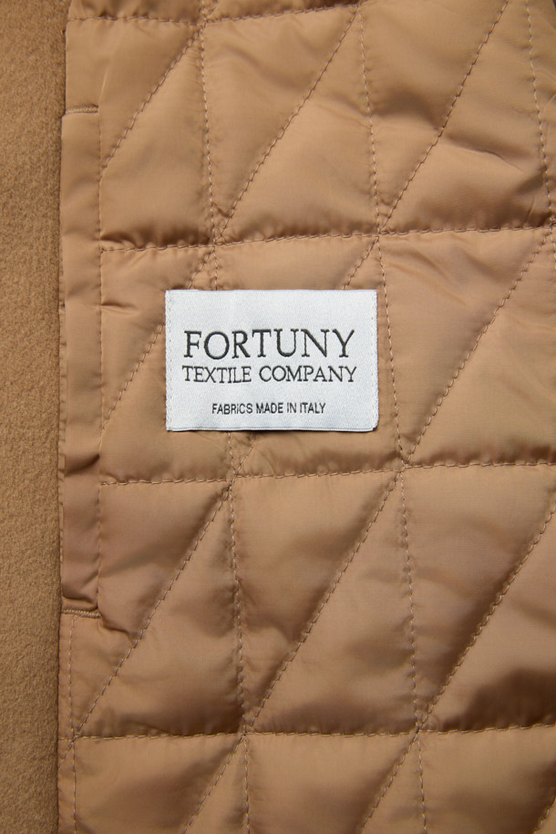 탈부착 퍼 카라 FUR (퍼) 디테쳐블 울 블루종 점퍼는 부드러운 메리노울과 울 소재로 제작되어 겨울철에도 따뜻하게 착용할 수 있습니다. 숏 기장의 볼륨감 있는 핏과 집업 여밈 방식으로 편안함을 더했으며, 클래식과 캐주얼 스타일 모두 소화 가능한 디자인입니다. 퀄팅 안감과 패딩 충전재는 보온성을 높이고, 니트 소매단과 밑단 마감으로 안정적인 착용감을 제공합니다. 은은한 광택감이 매력적인 이 블루종은 탈부착 가능한 퍼 카라로 다양한 스타일을 연출할 수 있습니다.
