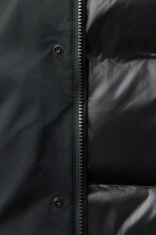 논퀼팅 숏 카라 다운은 미니멀하고 베이직한 스타일의 겨울철 필수 아우터입니다. 블랙 컬러의 무지 디자인으로, 출근룩과 여행룩 등 다양한 TPO에 활용하기 좋습니다. 숏 기장의 레귤러핏으로 제작되었으며, 버튼 여밈 방식과 부드러운 촉감이 특징입니다. 700~750 필파워의 다운 80%, 깃털 20% 충전재에 벨루어 기모 안감, 리브 니트 소매 안감으로 보온성을 높였습니다. 플랩 포켓, 사이드 포켓, 드로우스트링 밑단 등 실용적인 디테일과 방풍, 자외선 차단, 속건, 경량 기능을 갖춘 제품입니다.
