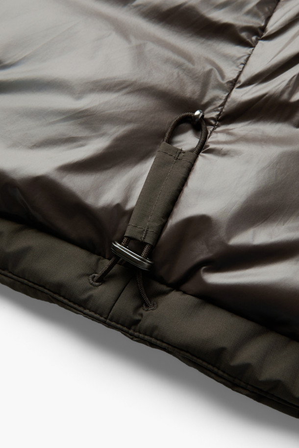 논퀼팅 숏 카라 다운은 미니멀하고 모던한 스타일의 겨울철 아우터입니다. 릴랙스핏으로 편안한 착용감을 제공하며, 두꺼운 두께감으로 뛰어난 보온성을 자랑합니다. 논퀼팅 디자인에 밑단 스트링, 플랩 포켓, 이중 포켓, 소매 리브 니트 등의 디테일이 돋보입니다. 다운 80%, 깃털 20%의 충전재와 기모 안감으로 따뜻함을 더하고, 방풍, 속건, 자외선 차단, 신축성, 경량 기능까지 갖춰 실용적입니다. 출근룩, 캐주얼 스타일 모두에 잘 어울리는 기본 아이템입니다.
