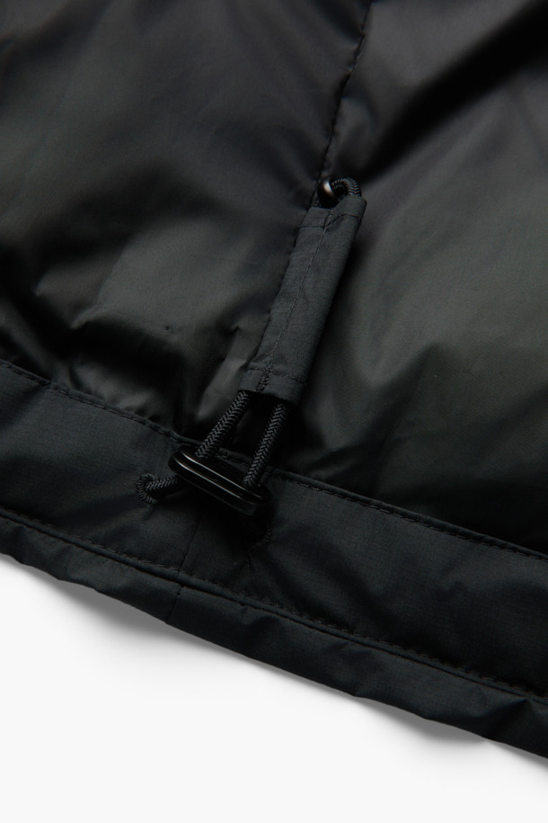 미니멀하고 베이직한 디자인의 논퀼팅 숏 후드 다운 점퍼입니다. 겨울철 출근룩에 적합하며, 숏 기장과 오버핏으로 트렌디한 스타일을 연출합니다. 80% 다운, 20% 깃털 충전재로 700~750 필파워의 우수한 보온성을 제공하며, 방풍 및 자외선 차단 기능으로 쾌적한 착용감을 선사합니다. 히든 플래킷, 이중 여밈, 소매 안쪽 니트 디테일, 가슴 및 슬릿 포켓, 밑단 스트링 등 섬세한 디테일이 돋보입니다. 블랙 컬러의 부드러운 폴리에스테르 소재로 제작되어 일상생활에서 편안하게 착용할 수 있습니다.
