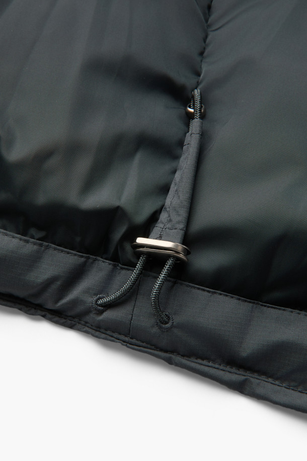 미니멀한 디자인의 논퀼팅 숏 후드 다운입니다. 부드러운 촉감의 폴리에스테르 소재로 제작되어 편안한 착용감을 선사하며, 겨울철 보온을 책임집니다. 80% 다운, 20% 깃털 충전재와 700~750 필파워로 뛰어난 보온성을 제공하며, 방풍 기능으로 외부의 찬 바람을 효과적으로 막아줍니다. TORAY(토레이)사 원단을 사용하여 자외선 차단 및 속건 기능까지 갖췄으며, 오버핏으로 제작되어 편안한 활동성을 보장합니다. 출근룩, 여행룩 등 다양한 TPO에 활용할 수 있으며, 지퍼와 스냅 여밈 방식, 히든 플래킷, 니트 소매 안감, 스트링 밑단 디테일로 완성도를 높였습니다.
