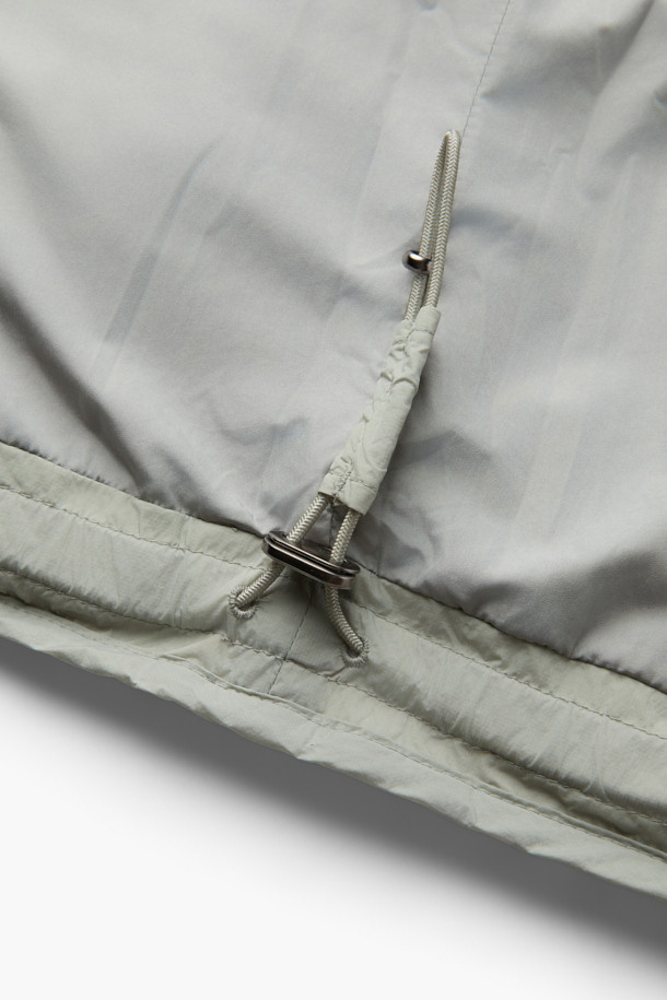 가볍고 따뜻한 경량 퀼팅 후드 다운 점퍼입니다. 겉감은 바스락거리는 나일론 소재, 안감은 부드러운 촉감으로 편안한 착용감을 선사합니다. 머스코비 다운 (솜털 80%, 깃털 20%) 충전재와 700-750 필파워로 뛰어난 보온성을 제공하며, 방풍 기능으로 야외 활동 시에도 쾌적함을 유지해 줍니다. 숏 기장의 루즈핏으로 캐주얼 스타일을 연출하기 좋으며, 후드, 퀼팅, 드로우스트링, 아웃포켓 등의 디테일이 돋보입니다. 여행룩, 캠핑룩, 등산룩 또는 캐주얼, 고프코어, 미니멀 스타일로 다양하게 활용할 수 있습니다.
