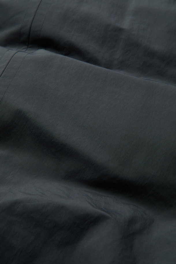 세련된 당신을 위한 숄 카라 숏 다운입니다. 모던하면서도 클래식한 스타일로, 겨울철 출근룩에 완벽하게 어울립니다. 숏 기장의 오버핏 또는 코쿤핏으로 편안하면서도 스타일리시하게 연출할 수 있습니다. 80% 다운, 20% 깃털 충전재와 700~750 필파워로 뛰어난 보온성을 자랑하며, 방풍 리브 소매와 발수 기능으로 추운 날씨에도 끄떡없습니다. 히든 스냅 여밈과 숄 카라 디자인이 고급스러움을 더합니다.
