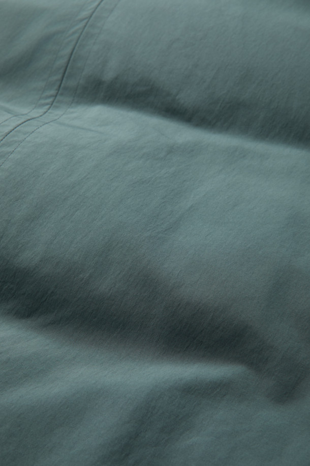 세련된 숄 카라 디자인이 돋보이는 여성 숏 다운입니다. 그린 컬러의 무지 디자인으로 모던하고 미니멀한 스타일을 연출하며, 겨울철 출근룩과 여행룩에 활용하기 좋습니다. 80% 다운, 20% 깃털 충전재와 700~750 필파워로 뛰어난 보온성을 제공하며, DAIICHI ORIMONO사의 고기능성 원단으로 방풍 및 발수 기능까지 갖췄습니다. 오버핏과 코쿤핏의 편안한 착용감, 히든 스냅 여밈과 방풍 리브 소매 디테일이 돋보이는 숏 다운으로, 쌀쌀한 날씨에도 따뜻하고 스타일리시하게 연출해보세요.
