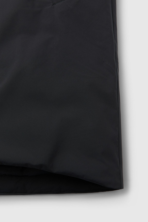 2LAYER 라이트 롱 후드 다운은 겨울철 일상과 출근룩에 모두 잘 어울리는 미니멀 스타일의 다운 점퍼입니다. 2레이어 구조에 방풍 및 방수 기능을 갖춰 추운 날씨에도 쾌적하게 착용 가능하며, 80% 다운, 20% 깃털 충전재와 머스코비 다운(700~750 필파워)을 사용하여 뛰어난 보온성을 제공합니다. A라인 실루엣과 허리 스트링, 드로우스트링, 소매 방풍 리브 디테일로 편안하고 세련된 핏을 연출하며, 2WAY 지퍼와 플랩 포켓으로 실용성을 더했습니다. 부드러운 촉감의 블랙 컬러 롱 기장 후드 다운 점퍼로, 경량 발수 기능까지 갖춰 겨울철 활동성을 높여줍니다.
