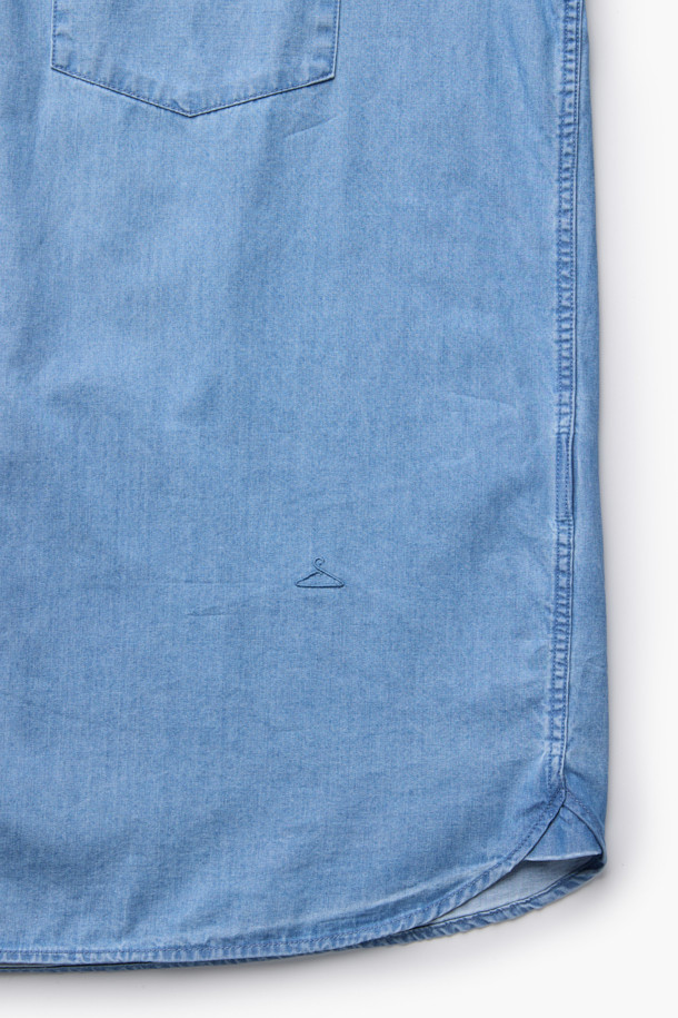 연청 컬러의 데님 코튼 셔츠입니다. 면과 데님 혼방의 NF21사 수입 원단을 사용하여 부드러운 촉감을 선사합니다. 얇은 두께감으로 사계절 내내 활용 가능하며, 차이나 칼라와 세미오버핏으로 캐주얼한 스타일을 연출할 수 있습니다. 드롭 숄더 디자인과 패치 포켓 디테일이 특징이며, 미니멀, 클래식 스타일을 선호하는 분들께 추천합니다. 긴 소매 기장의 무지 셔츠로 다양한 룩에 활용하기 좋습니다.
